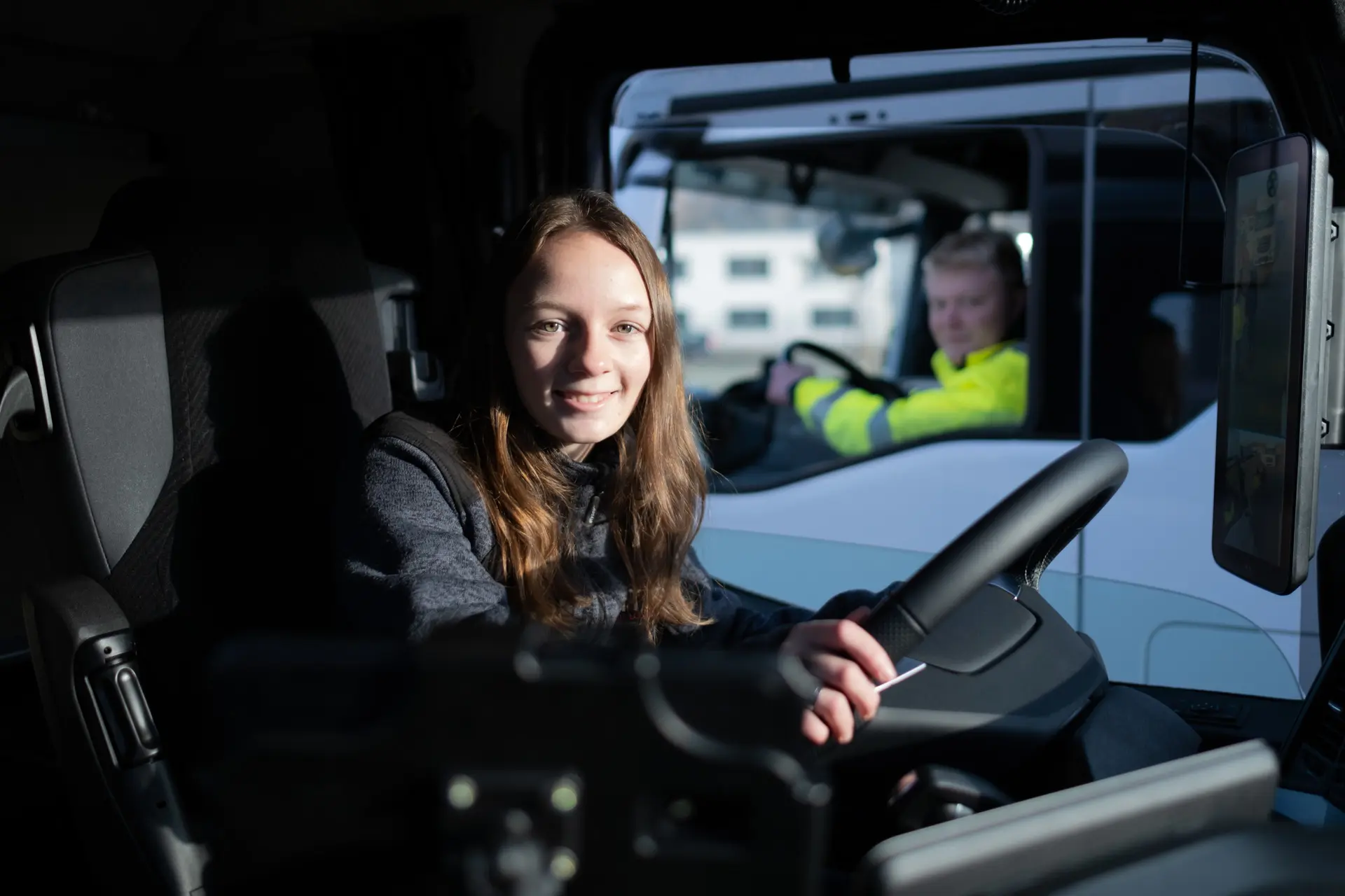 Fahrerin-und-Fahrer-am-Steuer