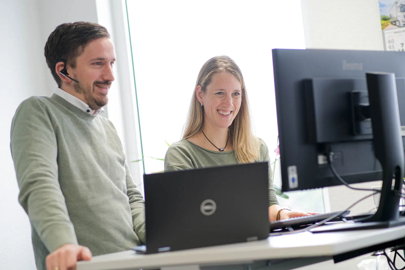 Kollegen-Vertrieb-im-Gespräch